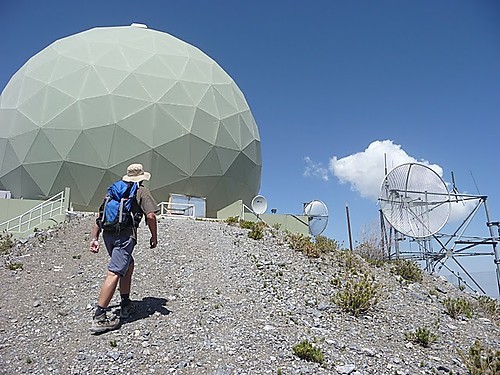 Lars lusker rundt radaren, som ligger på toppen av Jabal Shams