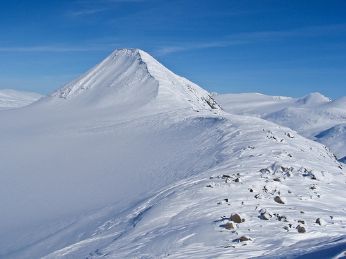 Austre Holåtinden (2043) sett fra vest. 