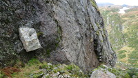 Grensemerkesteinen øverst i Borgaskaret. Langlivatnet i bakgrunnen