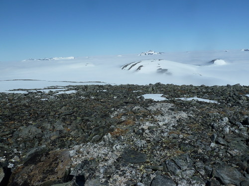 Storfjellet (1570) så vidt synlig over skodda lengst til venstre