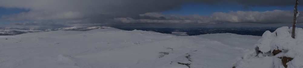 Panorama fra toppen mot nord. Gyranfisen, høyeste punkt i Ringerike, sentralt. Sperillen til høyre.