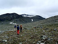 Inn Uksedalen mot bekken vi tar av mot Slettmarkkampen. Tåke på toppene til nå.