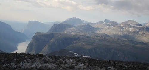 Vakkert og malerisk i kveldslyset i retning Eikesdalsvannet, fra toppen av Høgbøra.