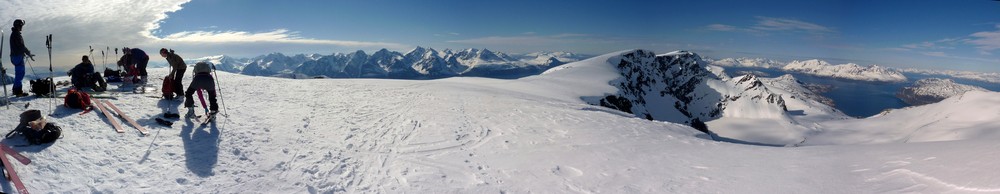 Panorama from Kjelvågtinden towards the west and north