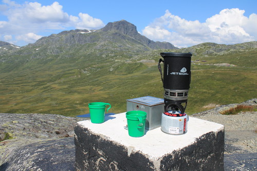 Toppen på lille Smørkollen. En flott plass å ta en rast på vei hjem. Bitihorn bak. 