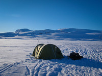 Teltleiren søndag morgen. Finsevatnet med Hardangerjøkulen (1836) i bakgrunnen.