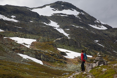 På vei ut av Mugnebotten med toppen i bakgrunnen.