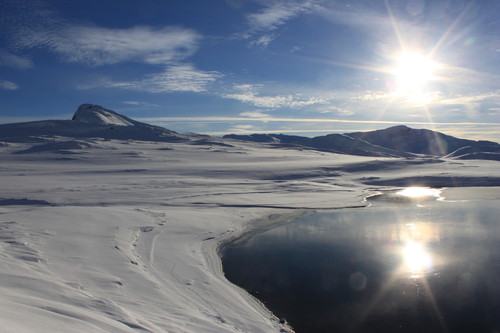 Nydelig vinterstemning ved Bygdin. Bitihorn (1607 m.o.h.) bak til venstre.