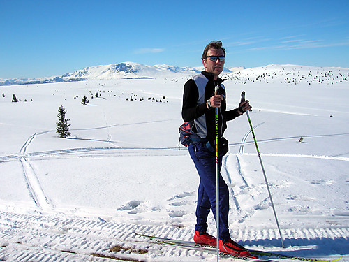 Halvor nyter dagen på Golsfjellet. Skogshorn ses bak til venstre.