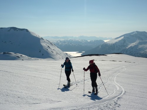 Nesten på toppen. Durmålstinden til venstre og Nordfjordtinden til høyre på bildet