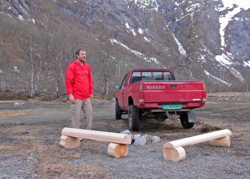 Geir Arne med mykje rart på planet. Rigging av grillområde.