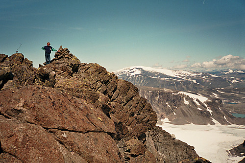 Min bror på toppen av Surtningssue i juli 1991. Også dette ble årets eneste tur over 2000 meter, og nå begynte samlemanien så vidt å gro, men først året etter tok den ordentlig av. Turen til Surtningssue huskes av at vi alle 3 ble noe grusomt støle de første dagene etterpå. Var litt uvant med sånne høyfjellsturer, og ned mot Memurubu måtte vi gå baklengs pga at visse muskler i beina var helt utkjørt. Returen gikk over Raudhamran (1893).