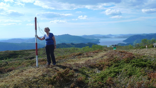 Vi fant en trig-stangen som var falt ned og dekket av snø i januar. GPS 6710187 306540