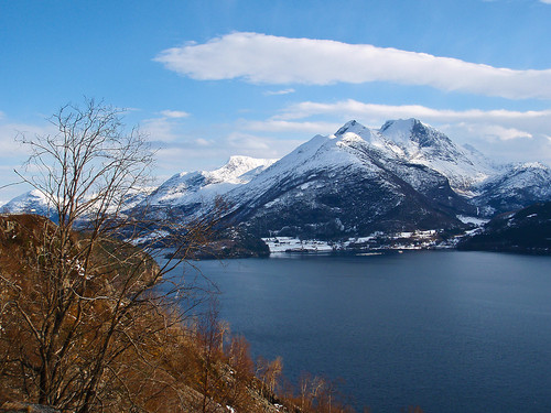 Sunndalsnipa og Eidskyrkja sett fra nordsiden av Austefjorden.