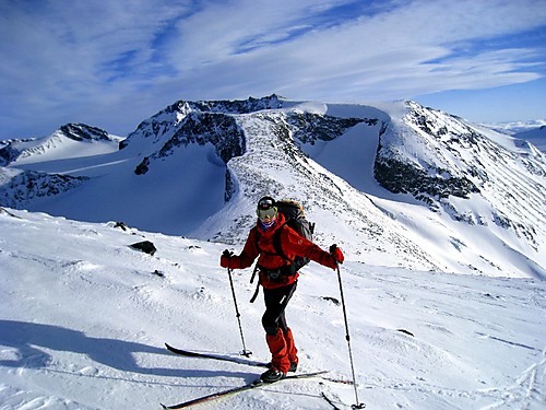 Carl Fredrik har vendt tilbake til "Drømmeland". Bak ses Veobrean og Memurutinder.