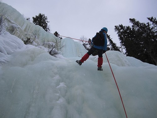 Junior rappellerer i nedre del av fossen.