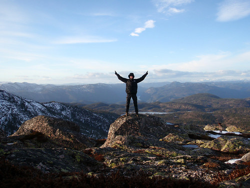 Men jeg fikk en topp likevel, joho! Einangsnut (927). Bak meg ses blant annet Bandak, Norges 7.de dypeste innsjø. Litt vestlandspreget terreng.