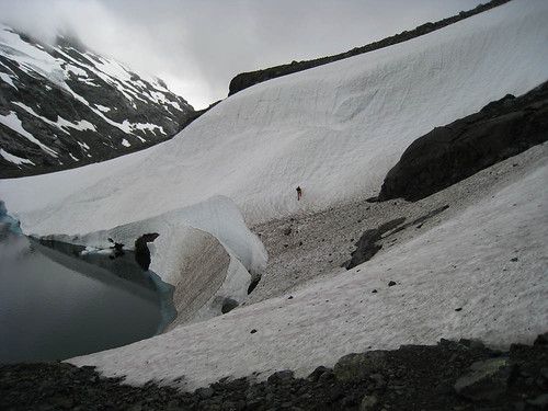 Snøfonna ved vatnet...Bjørn Even i bratta