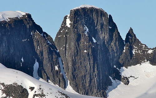 Havaldetreet, Tindefjell og Yngvar Nilsens tind sett fra sør med renna vi returnerte ned godt synlig.