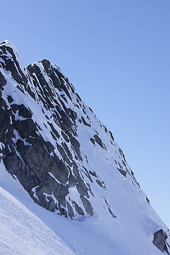 Den bratte snøbakken opp mot Skeie som er en mye brukt atkomstvei om våren. Foto: Harald Hegge