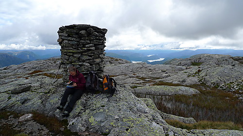 Astrid skriver oss inn i turboken. Utsikt sørover mot Osterfjorden