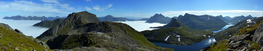 Utsikten mot Burstinden på annen siden av skaret