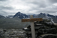 Då er eg på toppen av Storelgvasshøe! Fin utsikt mot Høgronden og Midtronden i bakgrunnen.