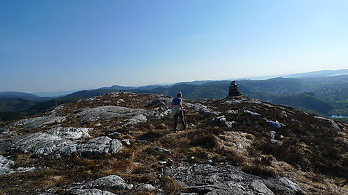 De to vardene på Strordalsfjellet. Den nærmeste er den høyeste. Myrdalsvatnet i bakgrunnen til høyre.