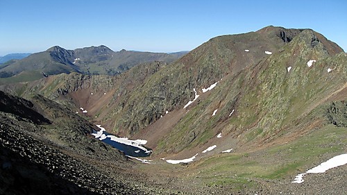 Oppe i passet kunne vi skue ned i vannet Estany Negre som forøvrig er snødekt året rundt. Pic de Sanfons (2888) til høyre.