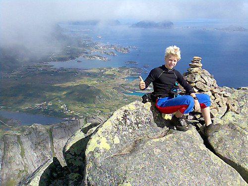 På toppen av Vågakallen! Kabelvåg bak.