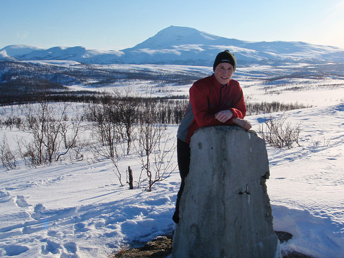 Frikk på høyeste punkt på Rustafjellet. Selveste Hjerttinden ruver i bakgrunnen.