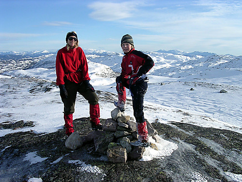 Mamma og meg på Viernuten. Langt bak til høyre skimtes Skorve.