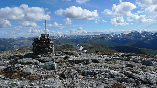 Utsikt fra Åmidlenutane 1374 mot ØSØ. Mjøfjellet i bakgrunnen