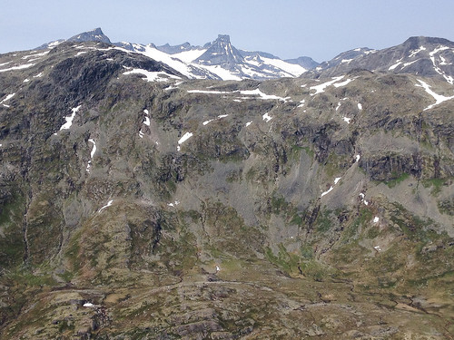 Den harde realiteten! Langt der borte, forbi flere dalsøkk og rygger ligger Leirvassbu, nesten ved foten av Storebjørn.. dette ble en lang retur.