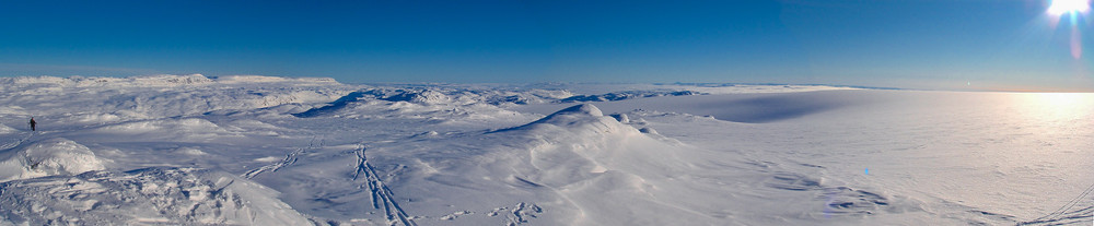 Panoramabilde fra Jøkulhytta i østlig/sørlig retning. Hallingskarvet er massivet til venstre. Langt der bak kan en skimte Gaustatoppen som stiger opp av Hardangervidda.