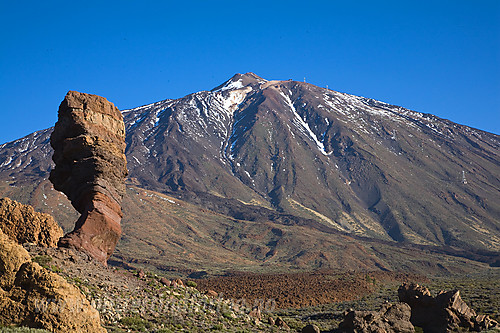 Teide med steinformasjonen Roque Cinchado i forgrunnen.