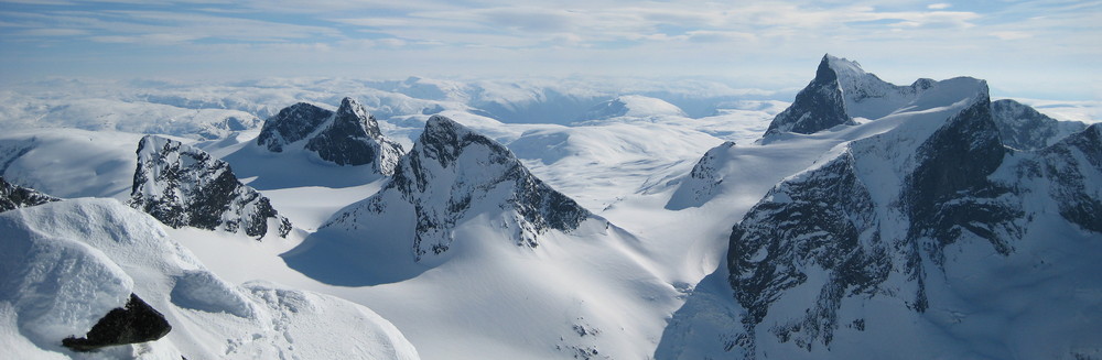 Panorama fra St. Dyrhaugstind mot bl.a. Ringstindane