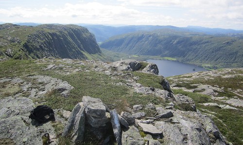 På toppen, med utsikt mot sørvest; Steinsetvatnet.