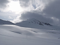 Lurfjelltinden, fortsatt i skydotten, sett fra øst.