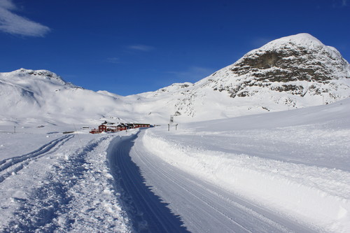 Brøytet, men vinterstengt bilvei ved Bygdin Høyfjellshotell. Synshorn (1475 m.o.h.) til høyre.