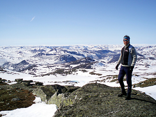 Halvor på Juvikfjellet. Fordypningen ved Mogen ses bak.