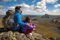 Jeg og mamma med Bitihornfjellet i bakgrunnen.