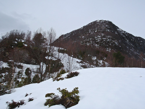 Måtte jo få meg en tur denne dagen også (ingen aprilspøk), valgte av ren tilfeldighet Lidaveten (592) utenfor Ørsta. Det ble et blodslit med vassing i snø opp til knærne/hofta helt fra fjæra.