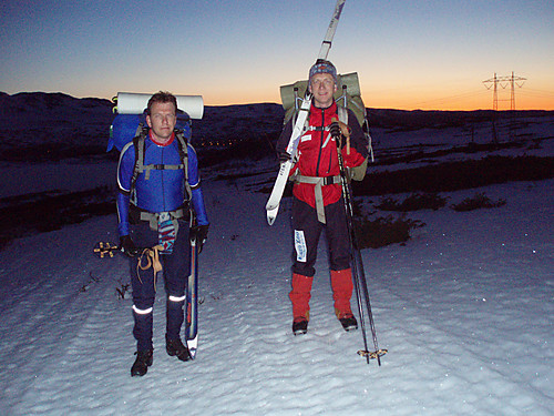 Sola begynner snart å stå opp idet vi entrer Hardangervidda sør for Ustevatnet.