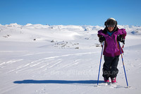 Elin ville gå på beina et lite stykke. Det ser ut som hun er fornøyd med det.