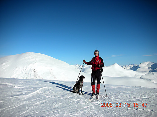 Pappa på toppen av Hestefjellsnibba. Natakupa bak til venstre.