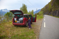 Dette var villcampingplassen vår første natta, ikke langt fra Lote. Ikke akkurat superpent, men fjordblikk var det jo...