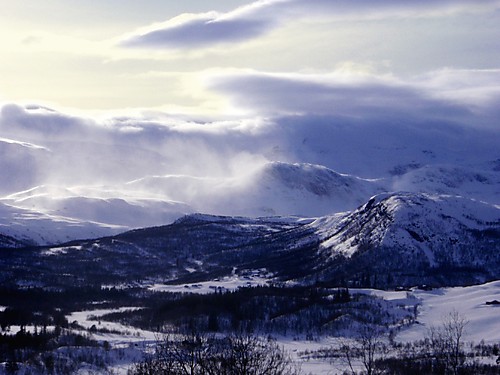 Bare for å gi et motiv av hvordan det blåste denne dagen. Mugnetindmassivet sett fra veien mellom Beito og Lykkja.