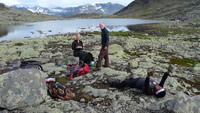 Pause ved 1590 vannet. Tshering gjør armøvelser!