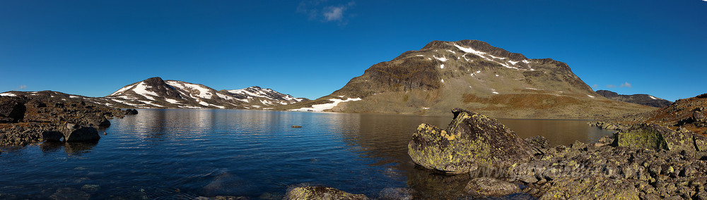 Snhølstinden og Snøhølsvatnet.